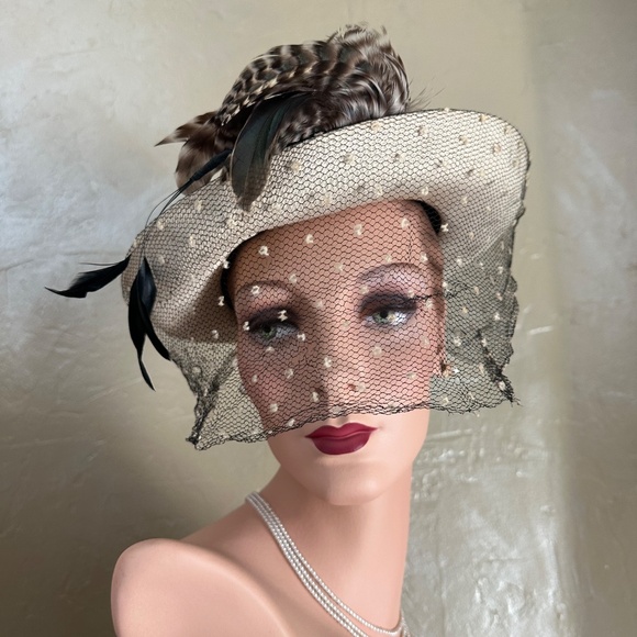 EYE-CATCHING 1940\'S BEIGE FELT/OFF WHITE FABRIC FEDORA + FEATHERS + DOTTED VEIL main image 14
